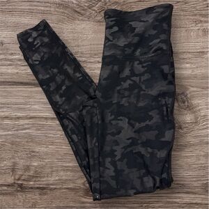 Arscaptiva SPANX Faux Leather Black Camouflage Leggings Size Large